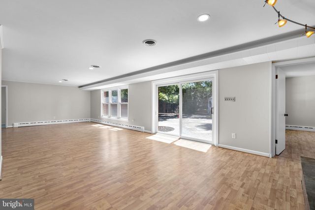 18015 MUNCASTER RD, Rockville, MD 20855
