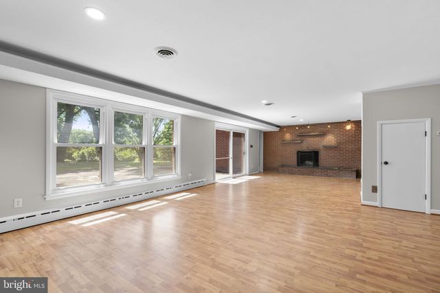 18015 MUNCASTER RD, Rockville, MD 20855