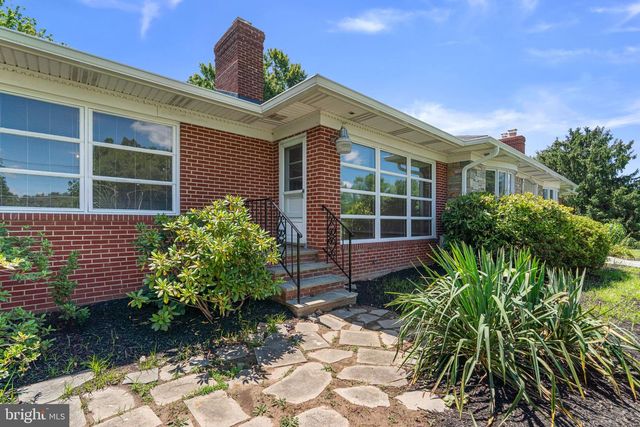 18015 MUNCASTER RD, Rockville, MD 20855