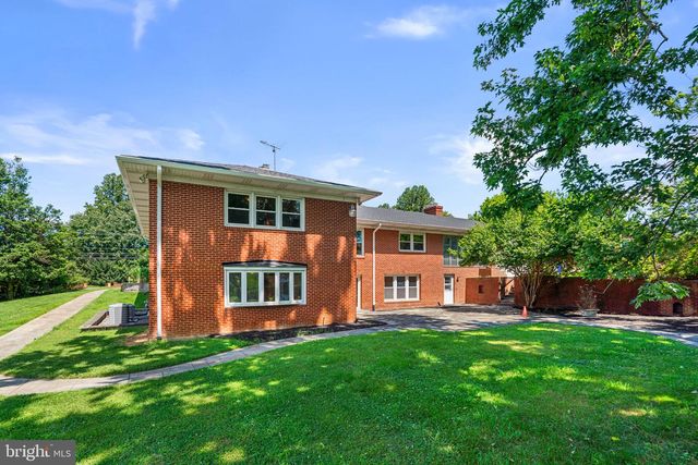 18015 MUNCASTER RD, Rockville, MD 20855