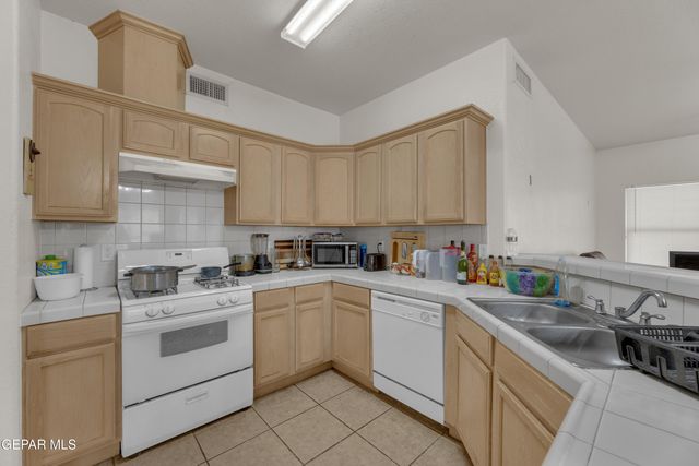 14737 Mountain Breeze Avenue, Horizon City, TX 79928