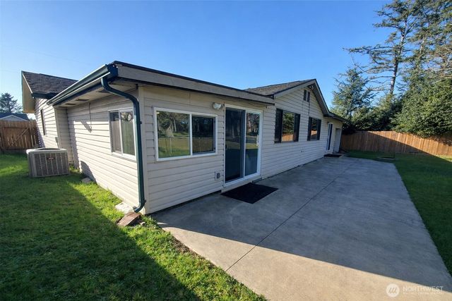 198 Octopus Avenue NE, Ocean Shores, WA 98569