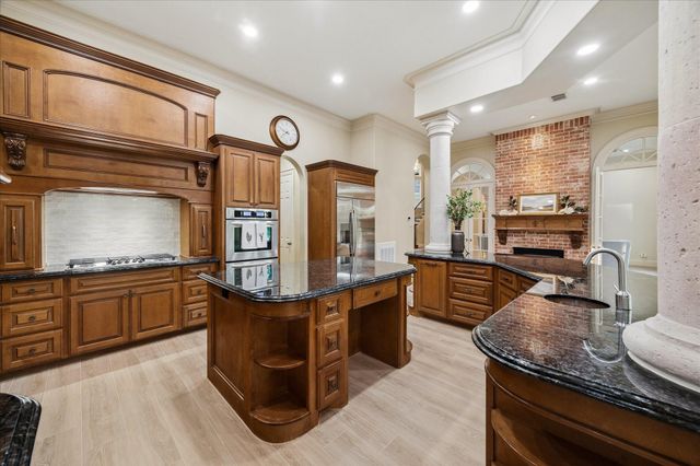 30 Turtle Cove Court, Kingwood, TX 77346