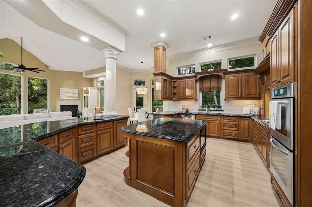 30 Turtle Cove Court, Kingwood, TX 77346