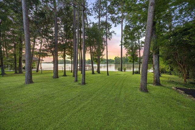30 Turtle Cove Court, Kingwood, TX 77346