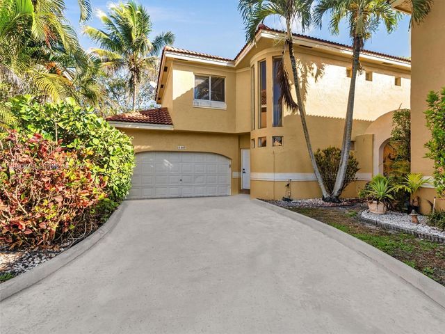 11407 S Lakeview Dr, Coral Springs, FL 33071