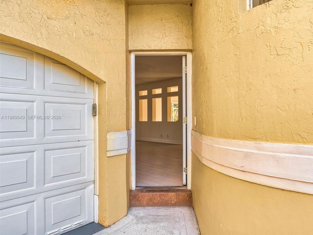 11407 S Lakeview Dr, Coral Springs, FL 33071