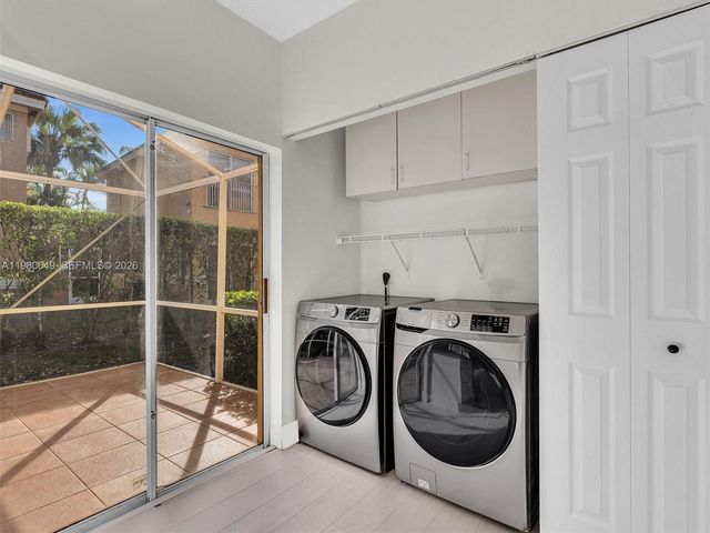 11407 S Lakeview Dr, Coral Springs, FL 33071