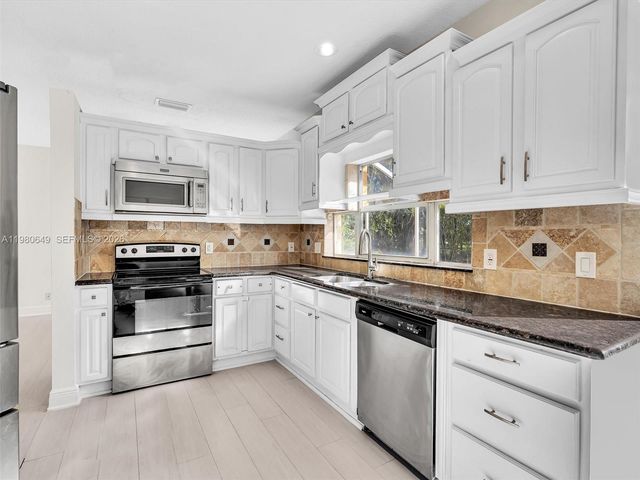 11407 S Lakeview Dr, Coral Springs, FL 33071