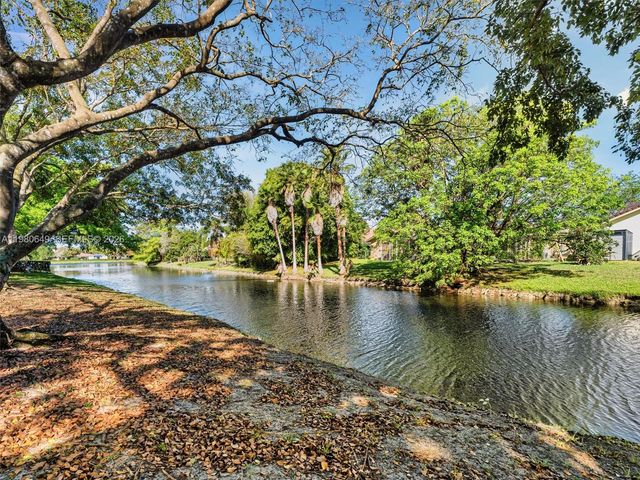 11407 S Lakeview Dr, Coral Springs, FL 33071