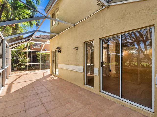 11407 S Lakeview Dr, Coral Springs, FL 33071