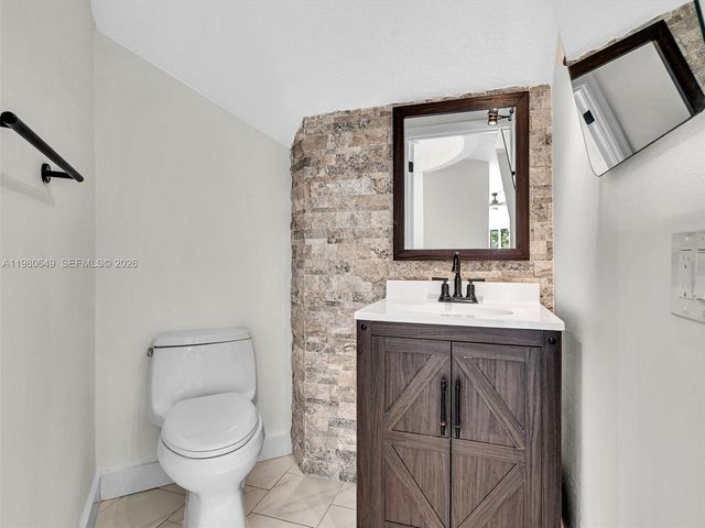 11407 S Lakeview Dr, Coral Springs, FL 33071