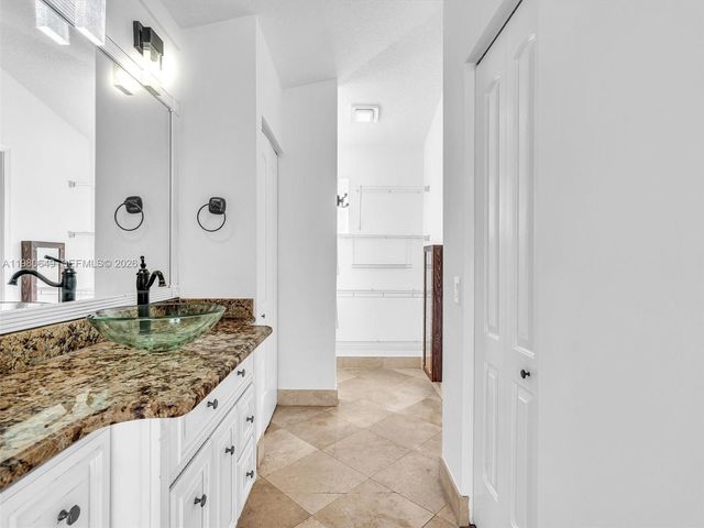 11407 S Lakeview Dr, Coral Springs, FL 33071