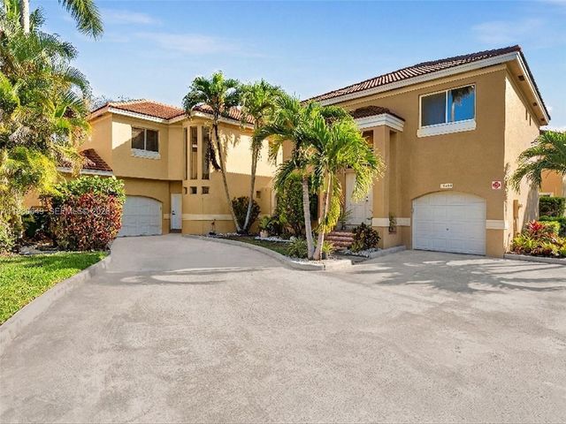 11407 S Lakeview Dr, Coral Springs, FL 33071