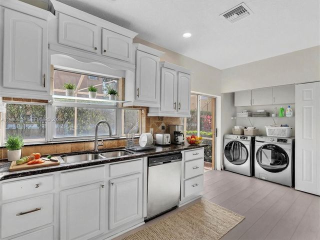 11407 S Lakeview Dr, Coral Springs, FL 33071