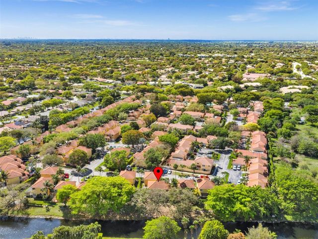 11407 S Lakeview Dr, Coral Springs, FL 33071