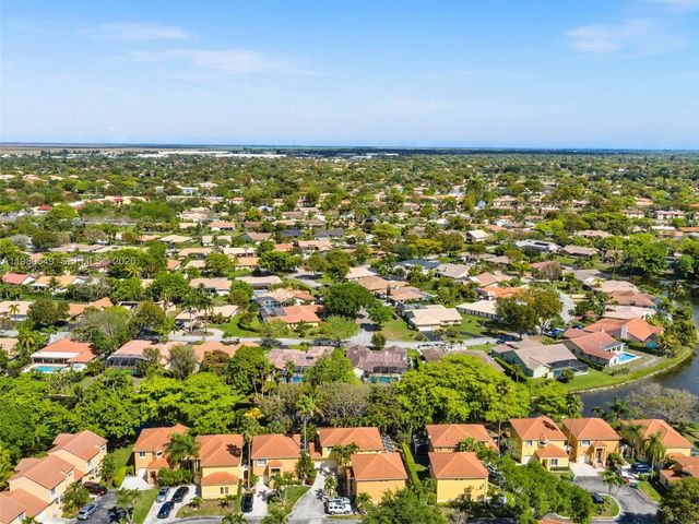 11407 S Lakeview Dr, Coral Springs, FL 33071