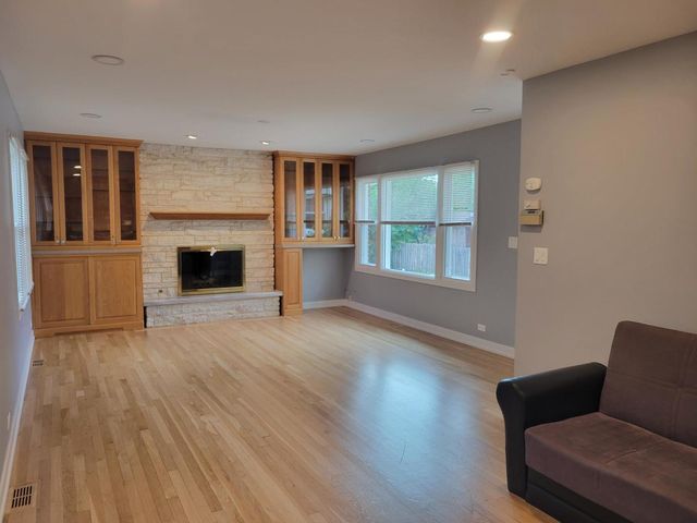 1001 E Callero Circle 1, Mount Prospect, IL 60056