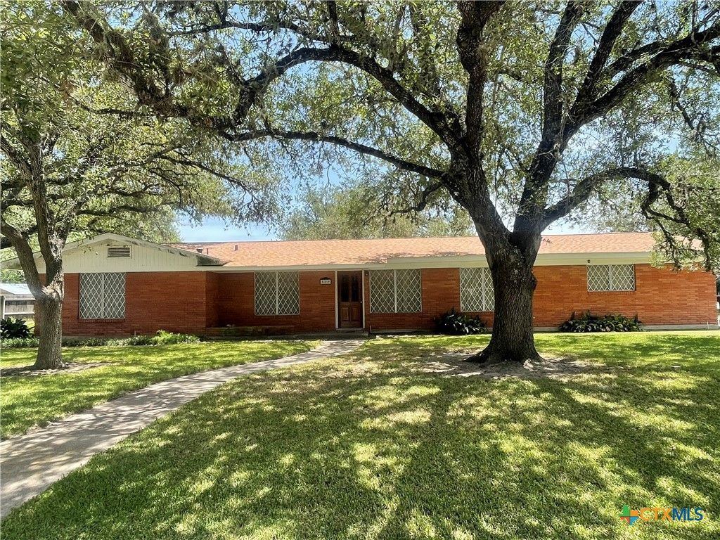 509 W Thomas Street, Cuero, TX 77954