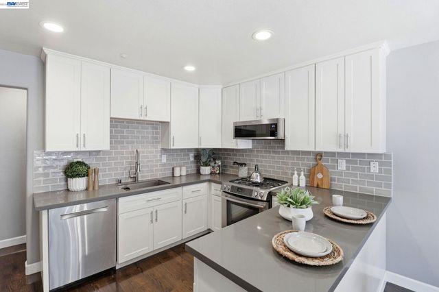 1569 Oxford St, Redwood City, CA 94061