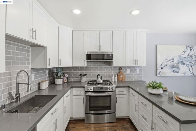 1569 Oxford St, Redwood City, CA 94061