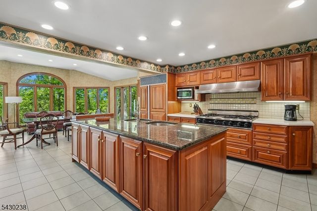 19 GREENBRIAR DRIVE, Summit City, NJ 07901