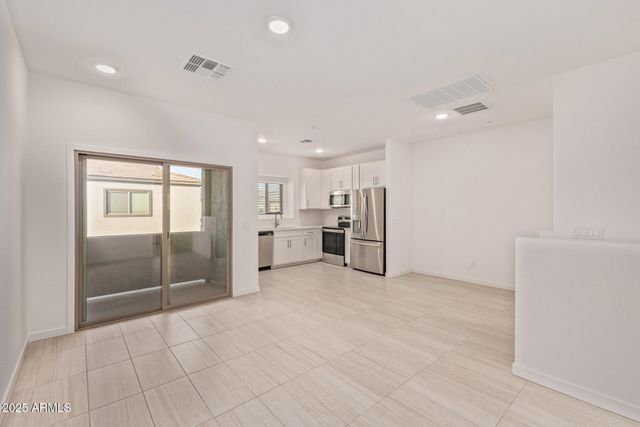 2820 W White Feather Lane, Phoenix, AZ 85085