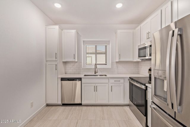 2820 W White Feather Lane, Phoenix, AZ 85085