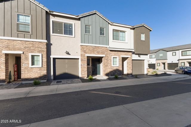 2820 W White Feather Lane, Phoenix, AZ 85085