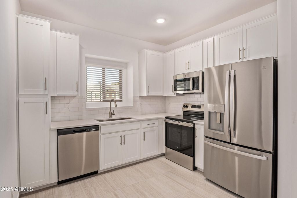 2820 W White Feather Lane, Phoenix, AZ 85085