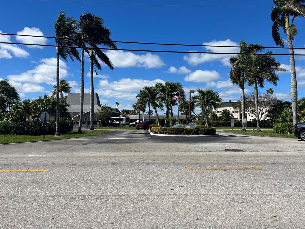 2682 S Garden Drive 103, Lake Worth, FL 33461