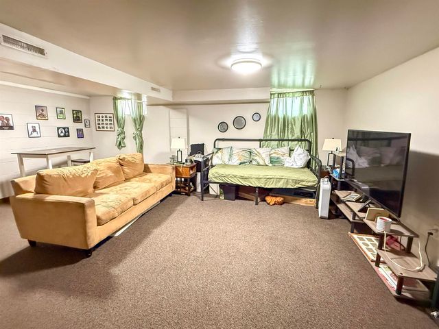 920 W 2nd Street, Cedar Falls, IA 50613