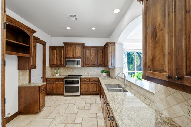 2802 Lohmans Ford RD B, Lago Vista, TX 78645