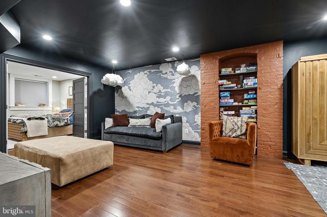 2121 R ST NW, Washington, DC 20008
