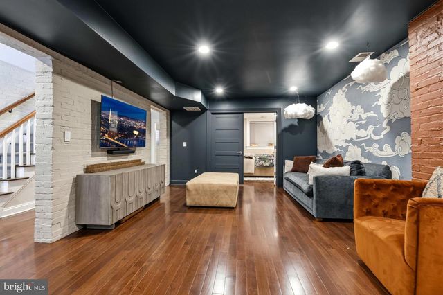 2121 R ST NW, Washington, DC 20008