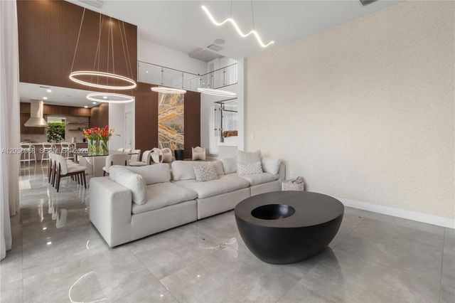 10261 NW 74th Ter, Doral, FL 33178