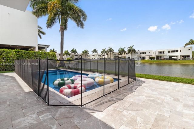 10261 NW 74th Ter, Doral, FL 33178