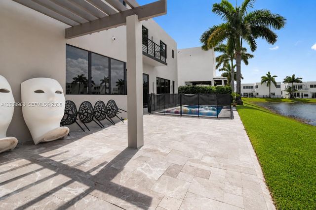 10261 NW 74th Ter, Doral, FL 33178