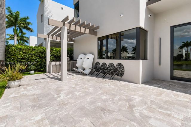 10261 NW 74th Ter, Doral, FL 33178