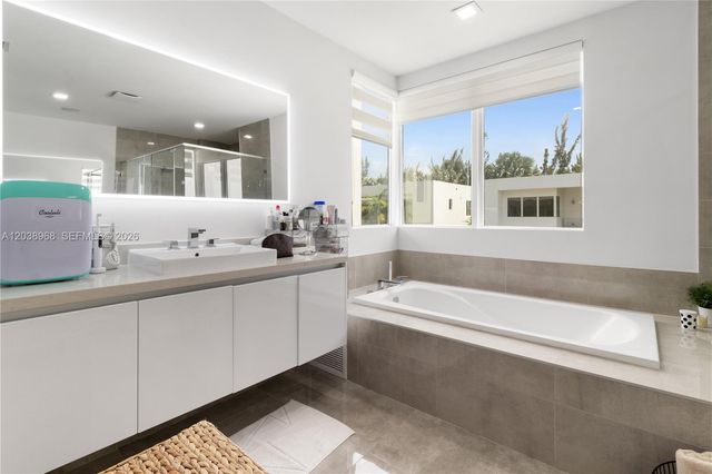 10261 NW 74th Ter, Doral, FL 33178