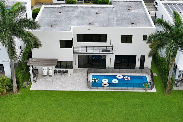 10261 NW 74th Ter, Doral, FL 33178