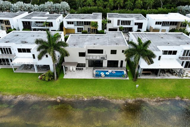 10261 NW 74th Ter, Doral, FL 33178
