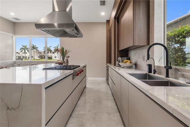 10261 NW 74th Ter, Doral, FL 33178