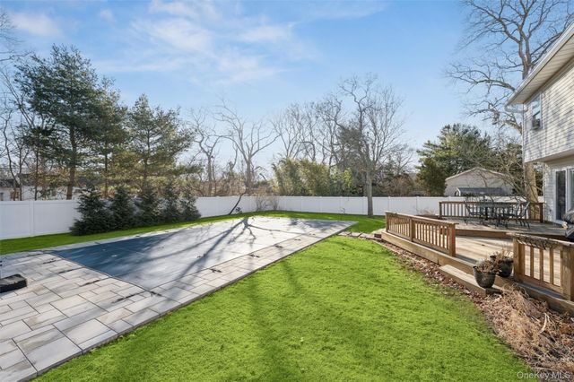 7 Huckleberry Lane, Hampton Bays, NY 11946