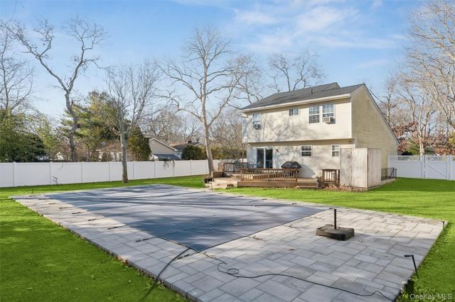 7 Huckleberry Lane, Hampton Bays, NY 11946