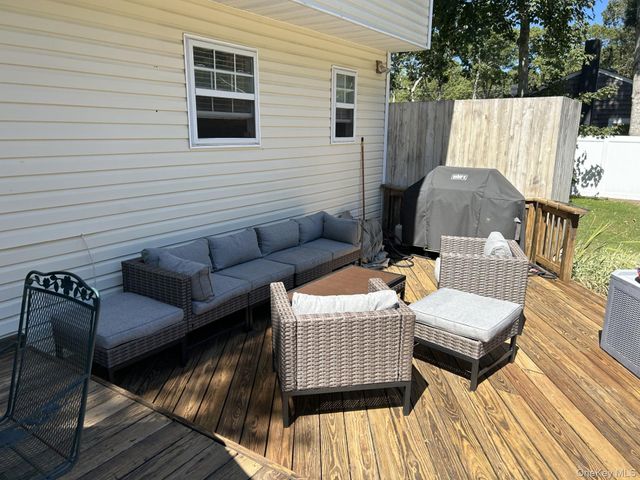 7 Huckleberry Lane, Hampton Bays, NY 11946