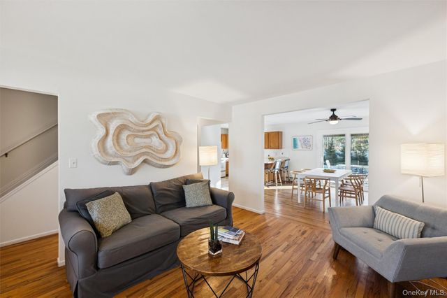 7 Huckleberry Lane, Hampton Bays, NY 11946