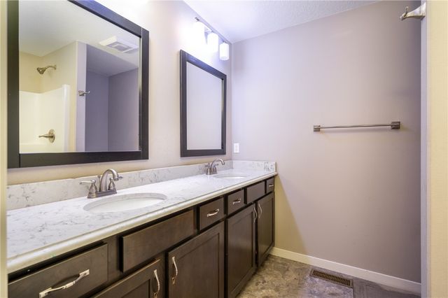 6614 Scarlet Rose SW, Cedar Rapids, IA 52404