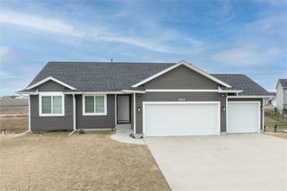 6614 Scarlet Rose SW, Cedar Rapids, IA 52404