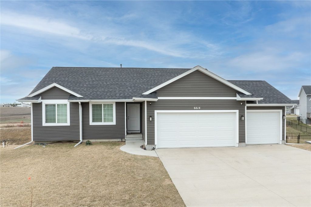 6614 Scarlet Rose SW, Cedar Rapids, IA 52404